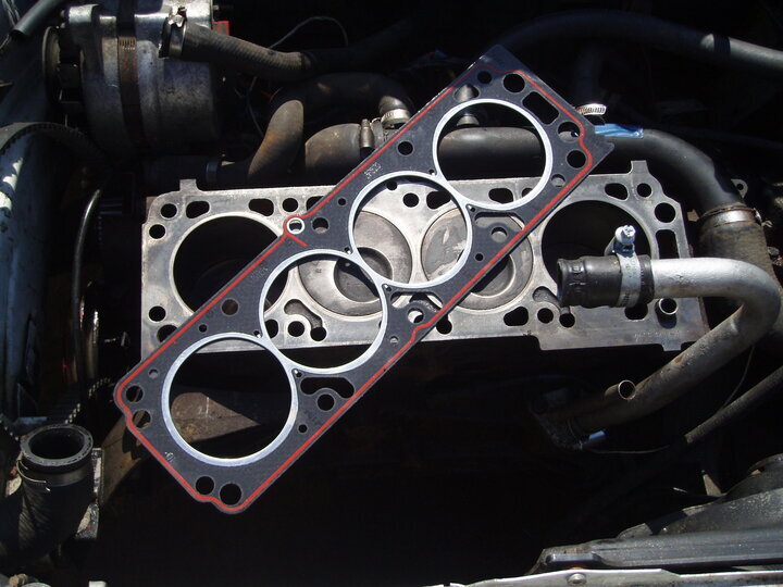 head_gasket_on_block_720.jpg