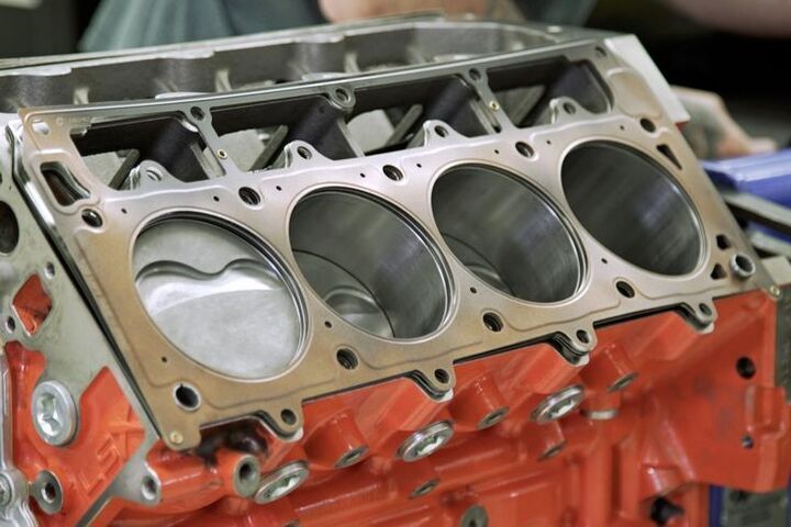 swap_meet_guide_to_small-block_chevy_cylinder_head_id_720.jpg